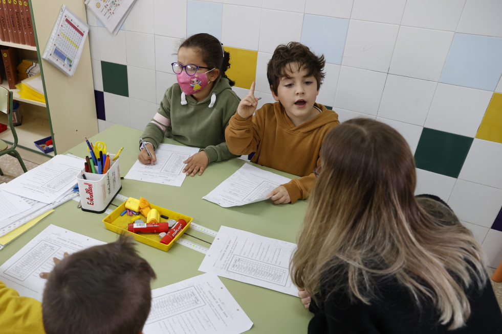 Un grupo de alumnos de educacion primaria asisten a clase