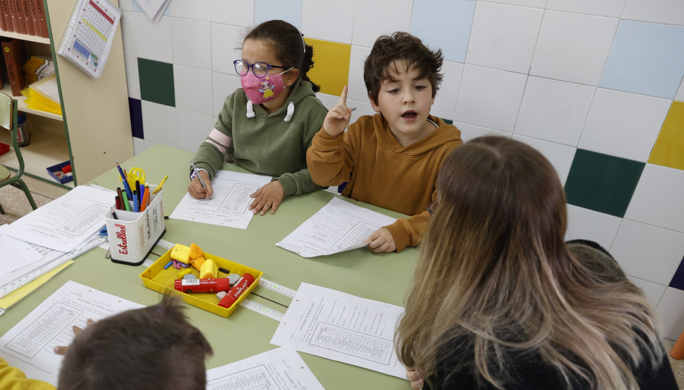 Un grupo de alumnos de educacion primaria asisten a clase