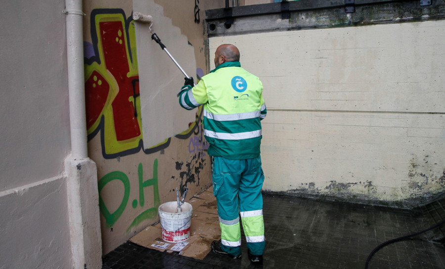 La ronda de Outeiro se libra de su último graffiti tras nueve meses de campaña municipal de limpieza