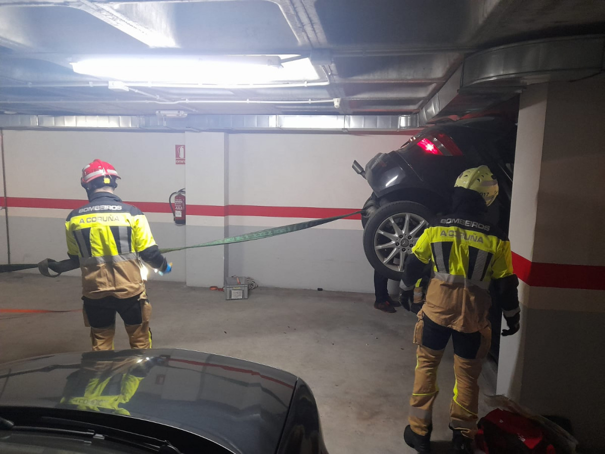 u200bLos bomberos rescatan a una conductora que casi se precipita por el hueco del montacargas 