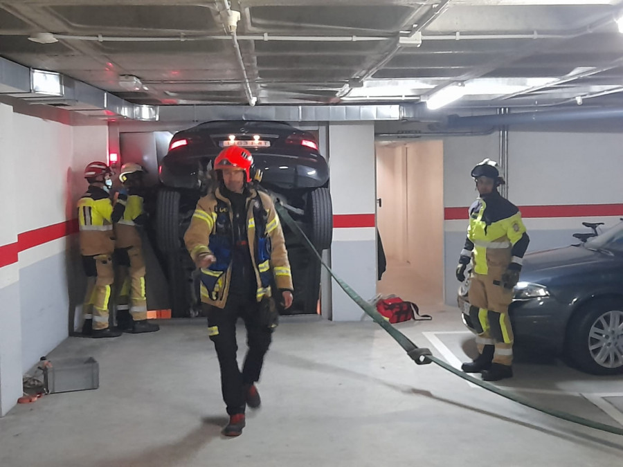 Rescatan a un matrimonio de un coche que casi se precipita por el hueco del montacargas
