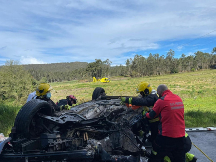 Dos personas heridas graves en un accidente de coche en Ponteceso