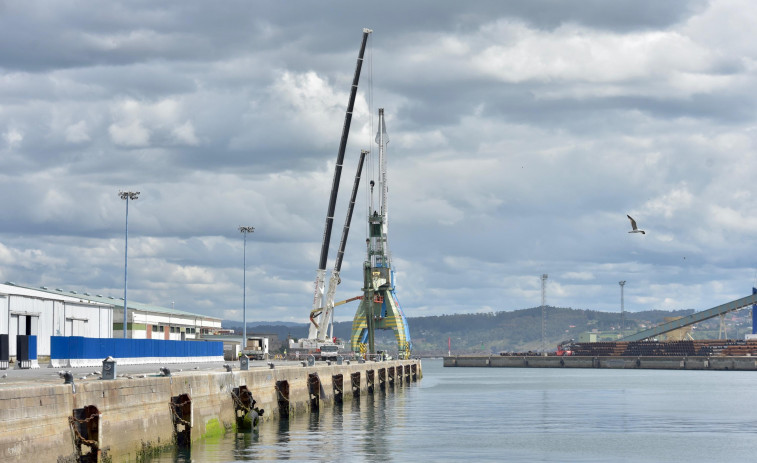Una grúa desmontada en el muelle de Calvo Sotelo