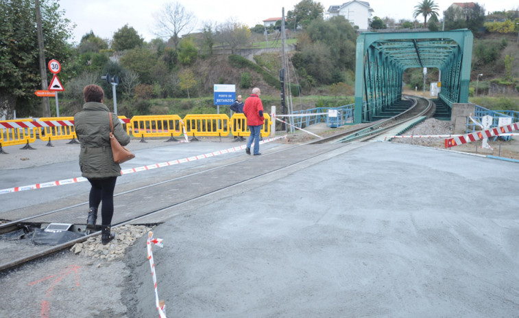 Betanzos ataca la alternativa del Adif para retirar el paso a nivel del puerto