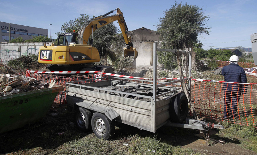 Derriban una de las casas ruinosas que fueron okupadas en O Castrillón