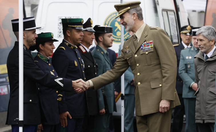 El rey Felipe VI visita el puesto de la Guardia Civil de Sarria para reconocer su labor en el Año Santo