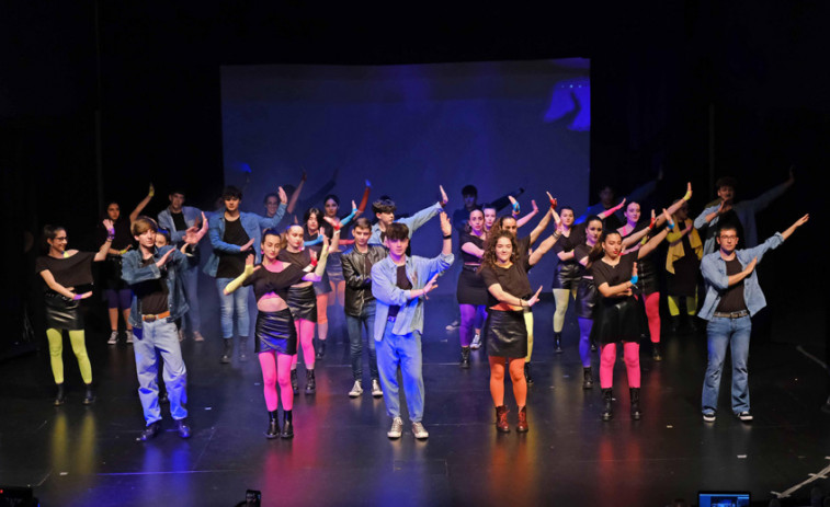 Alumnos del IES Manuel Murguía llevan al centro cívico el musical “Hoy no me puedo levantar”