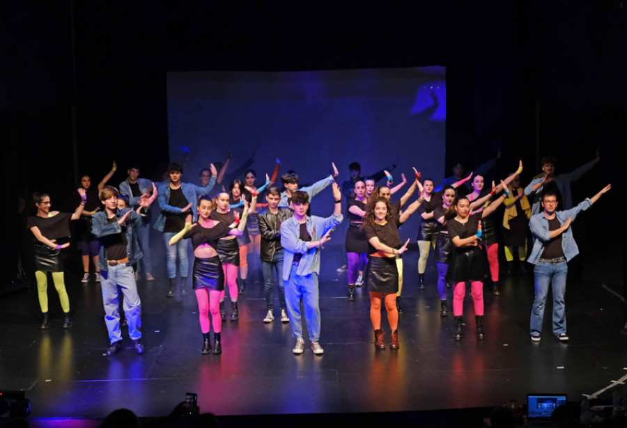 Alumnos del IES Manuel Murguía llevan al centro cívico el musical “Hoy no me puedo levantar”