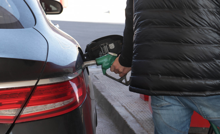 El diésel baja esta semana un 0,65%, mientras la gasolina sube un 0,61%