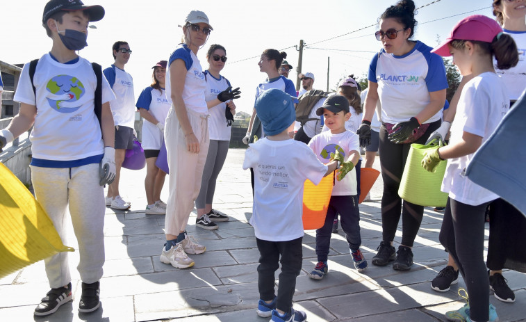 Voluntarios de Afundación y Abanca retiran cerca de 80 kilos de residuos en Barrañán