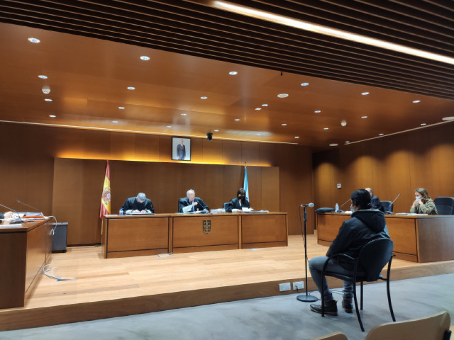 Un fisioterapeuta acusado de agresión sexual en Carballo reconoce que hubo tocamientos consentidos