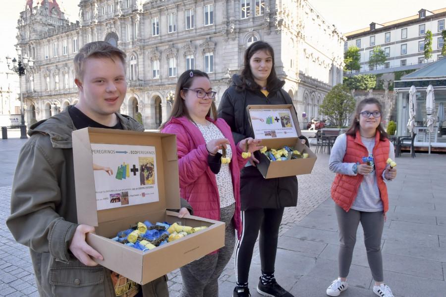 Los Ecoperegrinos de Aspronaga entregan llaveros con bolsas para mantener limpio el Camino