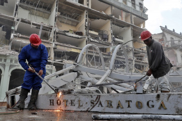 Labores de rescate donde ocurrió una explosión ayer en el Hotel Saratoga, en La Habana