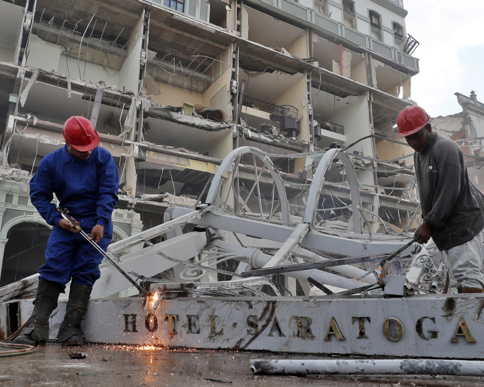 Labores de rescate donde ocurrió una explosión ayer en el Hotel Saratoga, en La Habana
