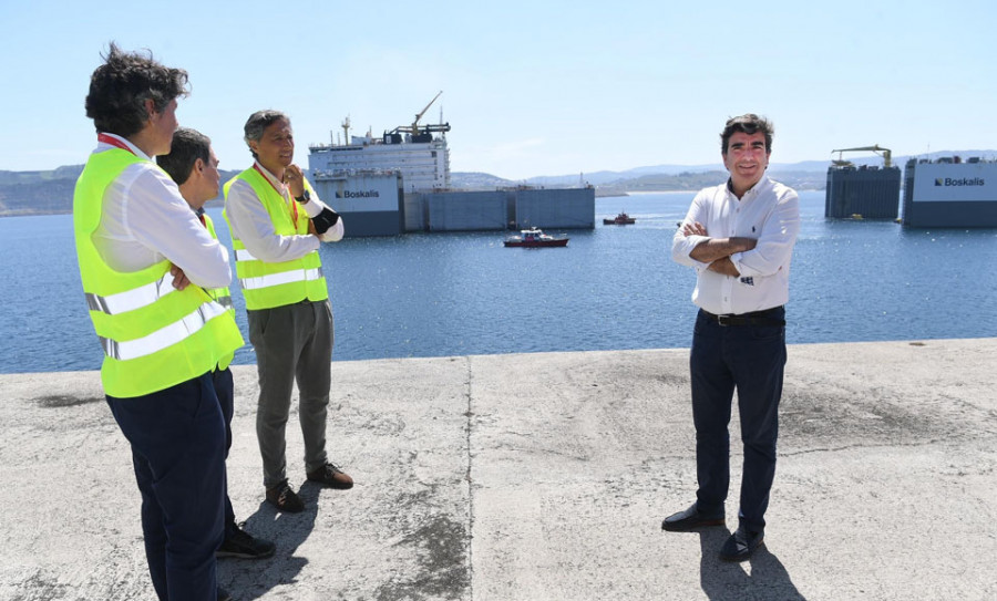 El “Boka Vanguard”, el buque semisumergible más grande del mundo, abandona Punta Langosteira