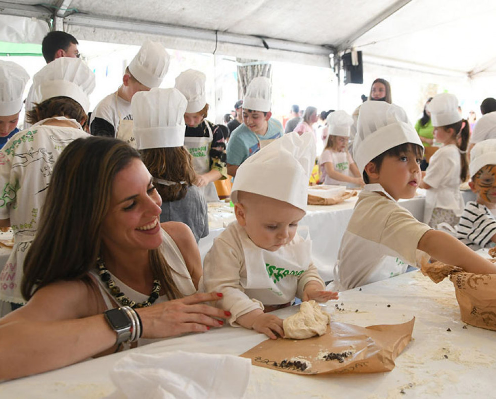 Los talleres infantiles y la animación de calle se unieron a la tradicional venta de pan y de bocadillos cardiosaludables   AlborésCEDIDAS