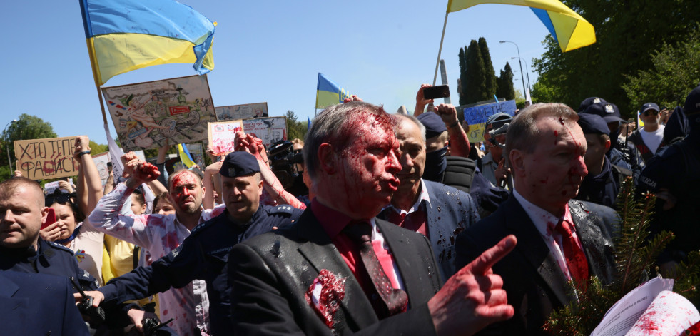 El embajador ruso, agredido en Varsovia con pintura roja