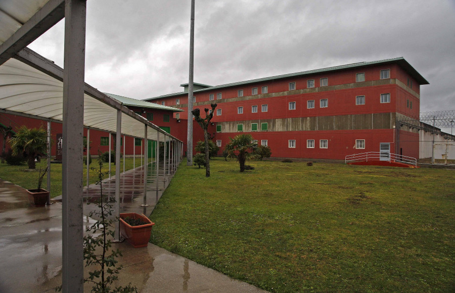Cerca de 4.000 cartas personales entran y salen al mes de la prisión de Teixeiro