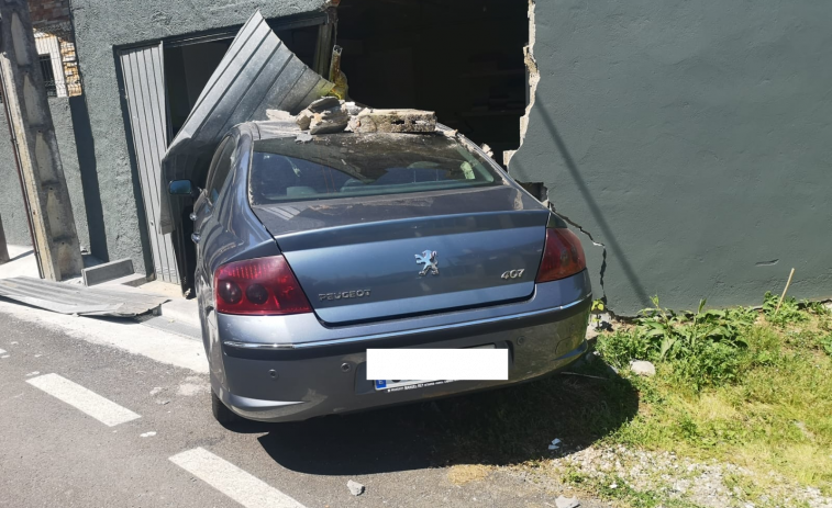 Un vehículo colisiona contra una casa en Lubre, Bergondo