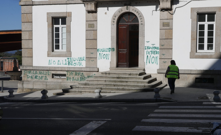 Aparecen pintadas en el edificio del Ayuntamiento de Palas de Rei contra la llegada de Altri