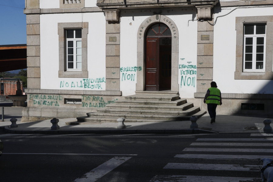 Aparecen pintadas en el edificio del Ayuntamiento de Palas de Rei contra la llegada de Altri