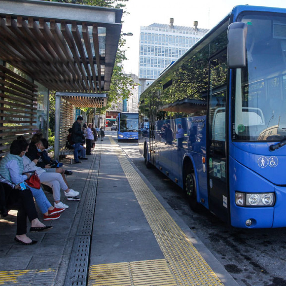 Un autobús interurbano en la parada de Entrejardines  Quintana