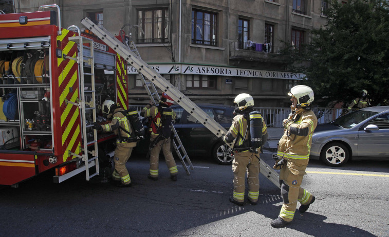 Un incendio en un tejado de uralita genera una gran columna de humo