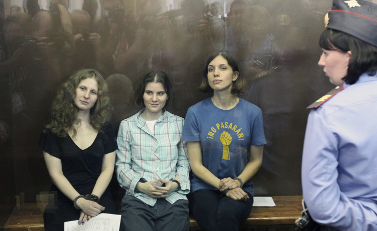 La líder de Pussy Riot escapa disfrazada de Rusia por la represión de Putin