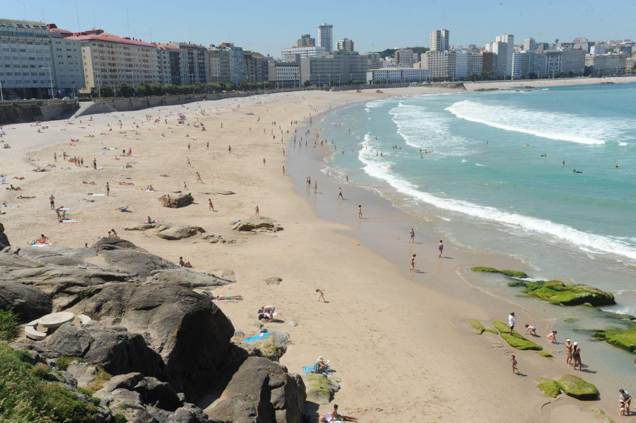 A Coruña renueva las banderas azules de sus cinco arenales y Arteixo suma una más en el Puerto de Suevos