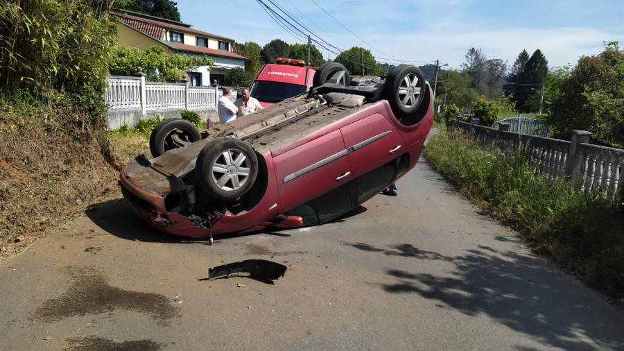 Un octogenario resulta herido tras volcar con su vehículo en Meixigo