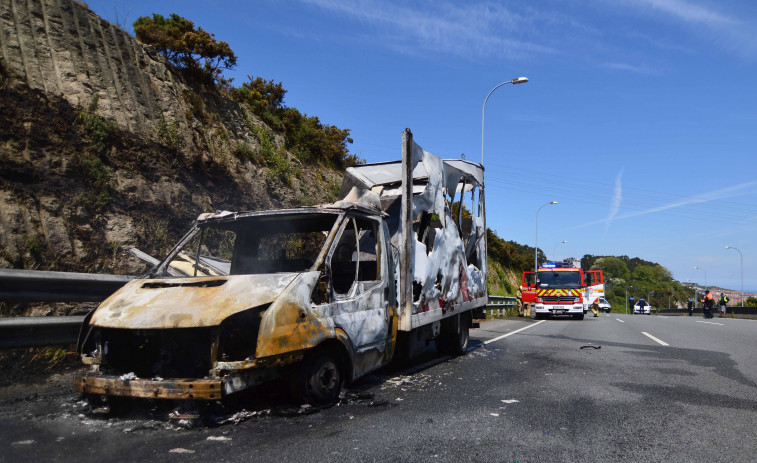 Un incendio en una furgoneta obliga a cortar un carril en la Tercera Ronda