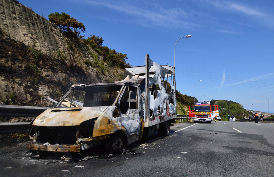 Un incendio en una furgoneta obliga a cortar un carril en la Tercera Ronda