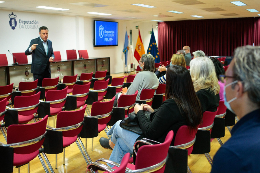 La Diputación de A Coruña concede 1.666 ayudas para paliar el impacto de la subida del combustible