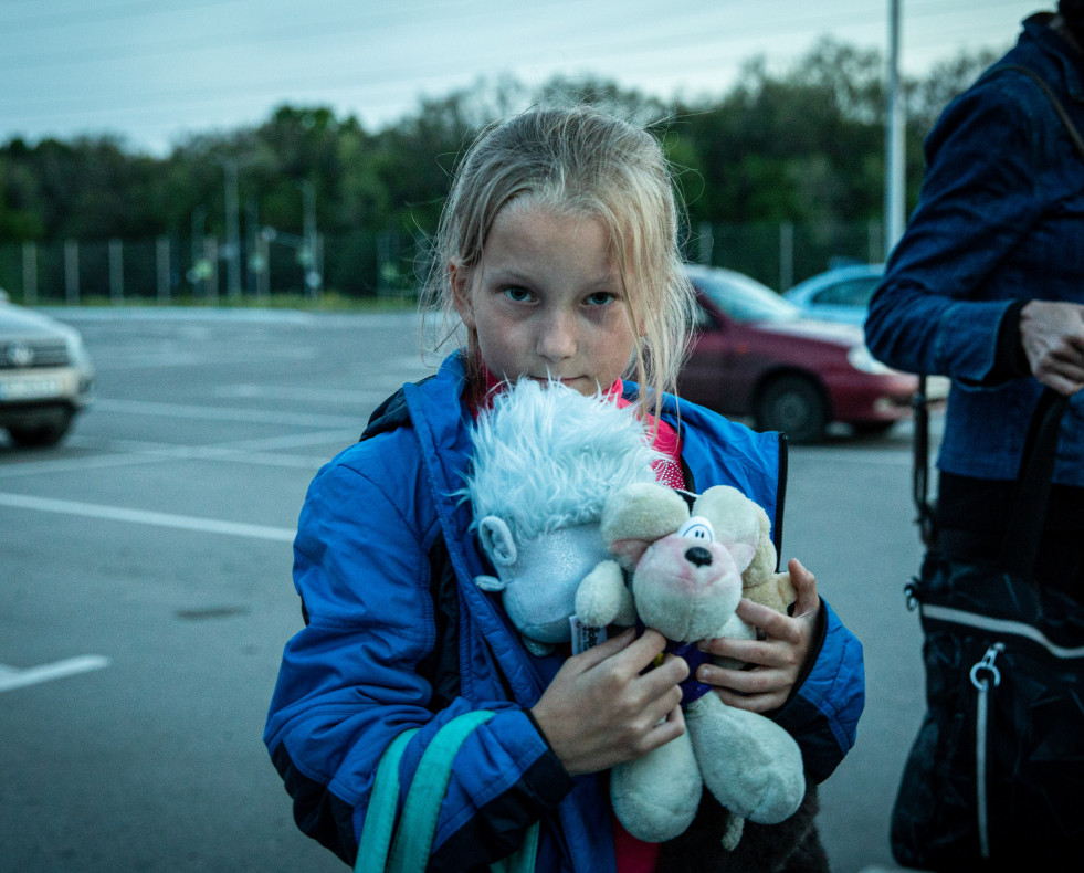 EuropaPress 4443694 11 may 2022 ukraine zaporizhia girl holds her doll as she gets off car mariupol 08374219