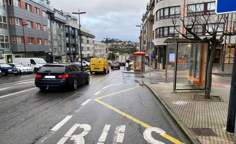 Una campaña de concienciación intenta evitar el estacionamiento en doble fila en A Costa da Tapia