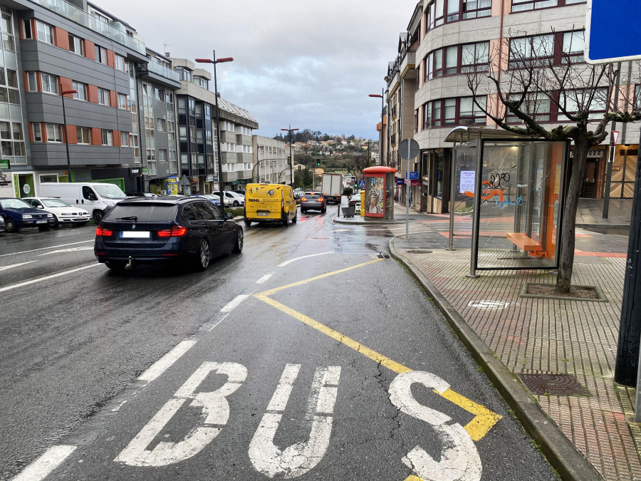 Una campaña de concienciación intenta evitar el estacionamiento en doble fila en A Costa da Tapia