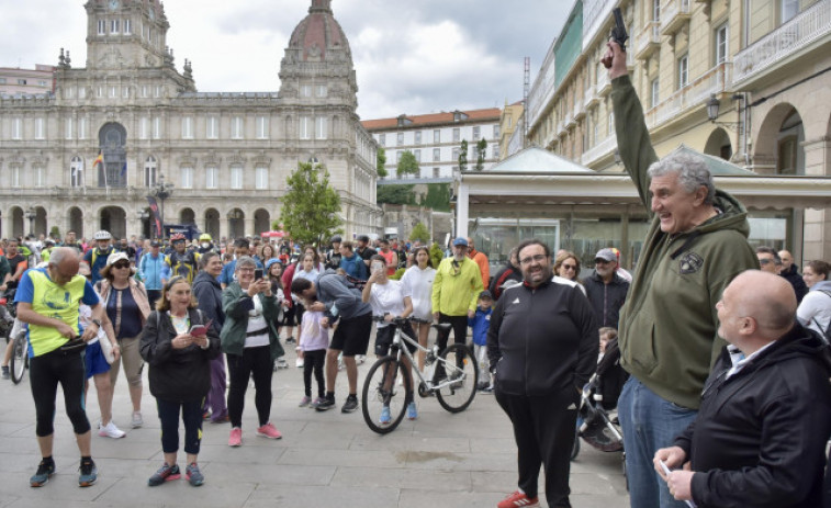 La lluvia no aguó la fiesta en una nueva edición de la Carrera Alternativa en la plaza de María Pita
