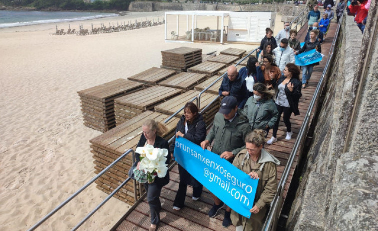 Flores en el mar de Silgar para recordar a Juan Tábara un mes después de su muerte