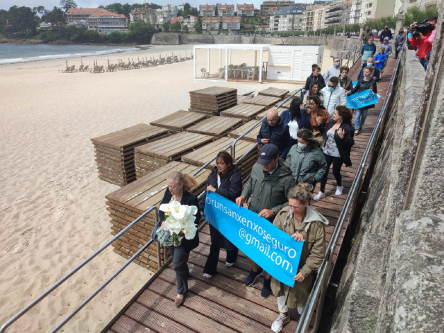 Flores en el mar de Silgar para recordar a Juan Tábara un mes después de su muerte