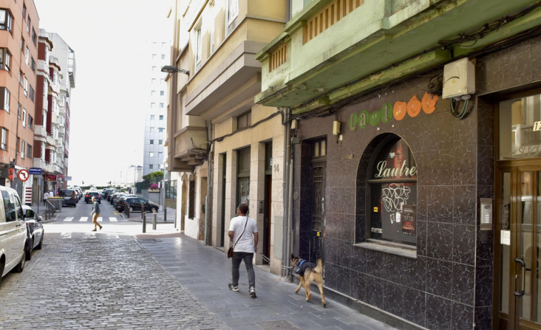 “Es vergonzoso, inaceptable e injusto”, sentencian los vecinos del Orzán, en A Coruña, ya al límite