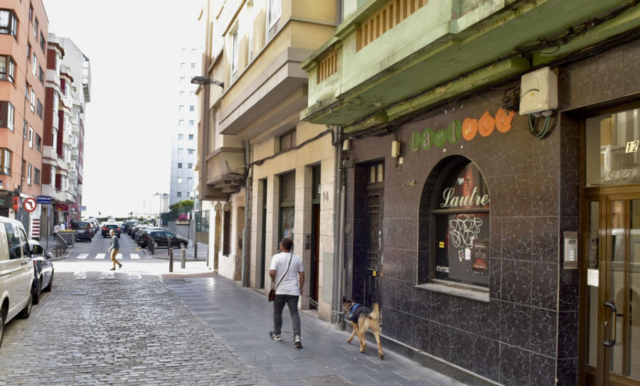 “Es vergonzoso, inaceptable e injusto”, sentencian los vecinos del Orzán, en A Coruña, ya al límite