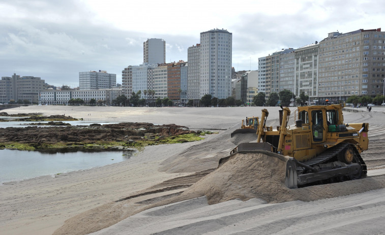 La playa de Riazor se prepara para el verano a un mes de que se abra la temporada de baño