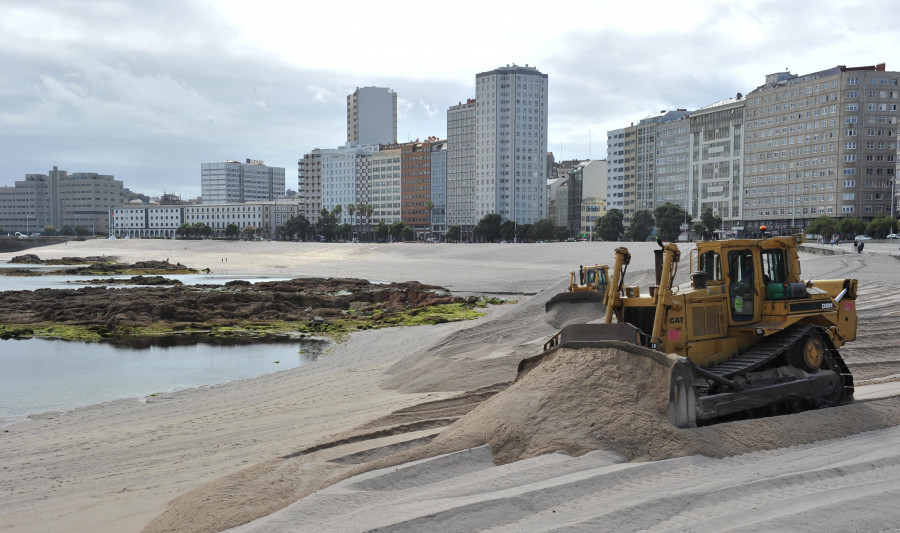 La playa de Riazor se prepara para el verano a un mes de que se abra la temporada de baño