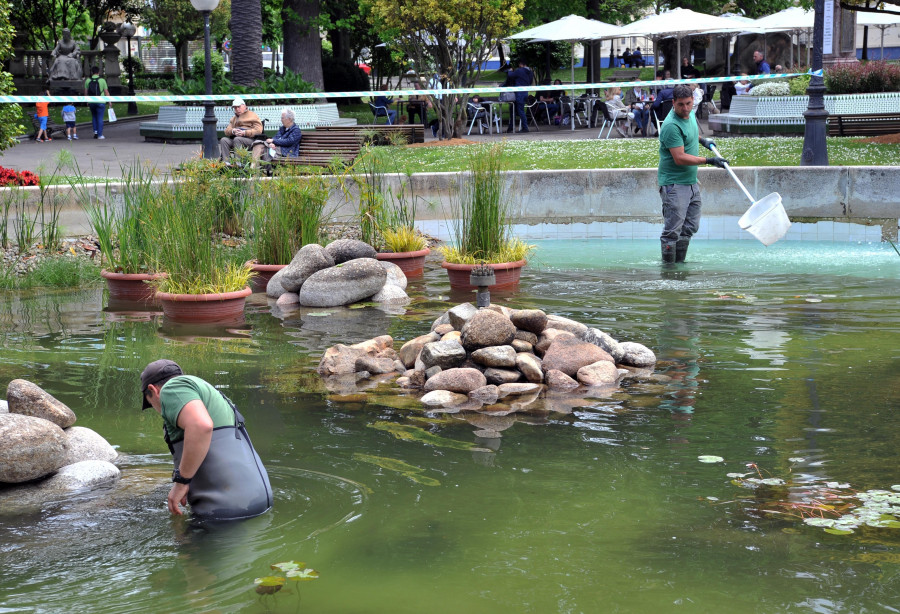 La renovada fuente de los jardines de Méndez Núñez se mantiene a diario