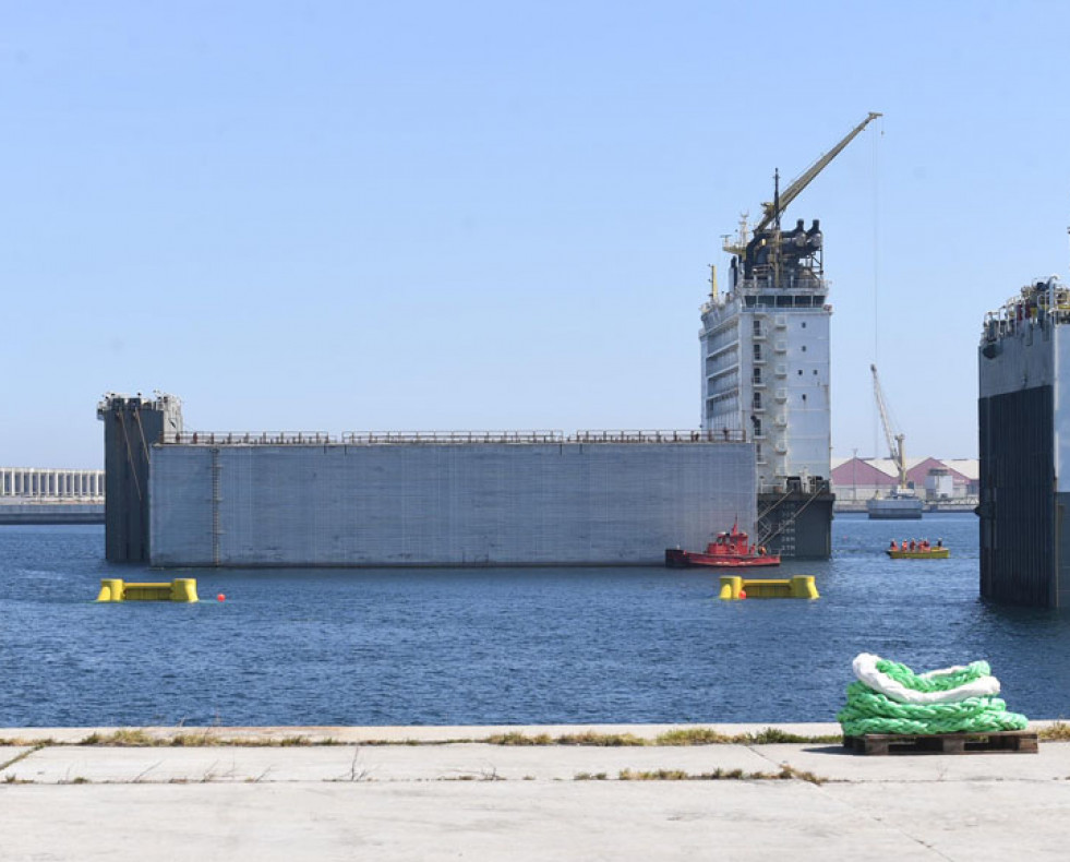 El buque semisumergible más grande del mundo en Langosteira  javier alborés