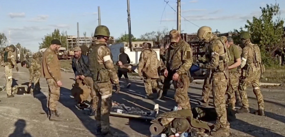 Rusia dice que otros 694 militares ucranianos se rindieron en Azovstal