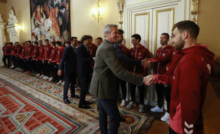 Rueda celebra con la plantilla del Pontevedra su ascenso a Primera RFEF