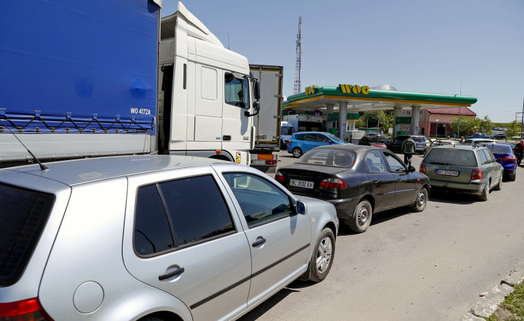 Largas colas y precios caros en las pocas gasolineras abiertas en Ucrania