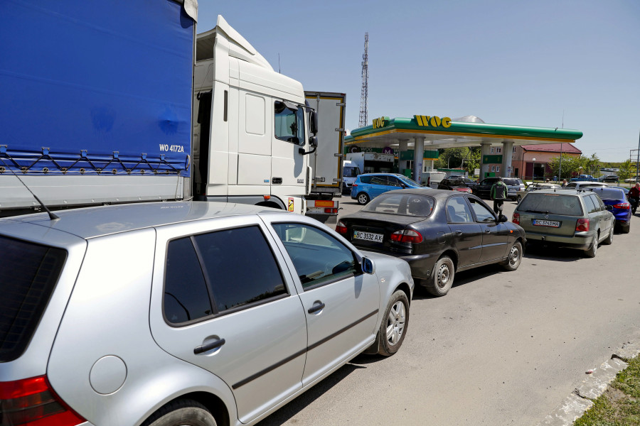 Largas colas y precios caros en las pocas gasolineras abiertas en Ucrania