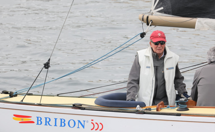 El 'Bribón', a bordo del que navega Juan Carlos I, gana el Trofeo Viajes Interrías de Sanxenxo